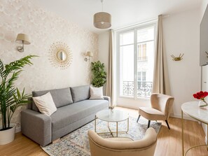 Apartamento, vista para a cidade | Área de estar | Escritórios
