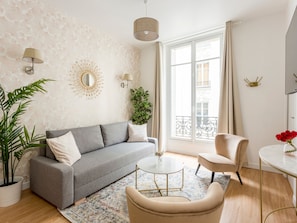 Apartamento, vista para a cidade | Área de estar | Escritórios