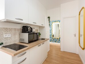 Apartamento, vistas a la ciudad | Cocina privada | Frigorífico, microondas, placa de cocina y tostadora