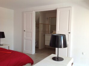 Fer et planche à repasser, draps fournis