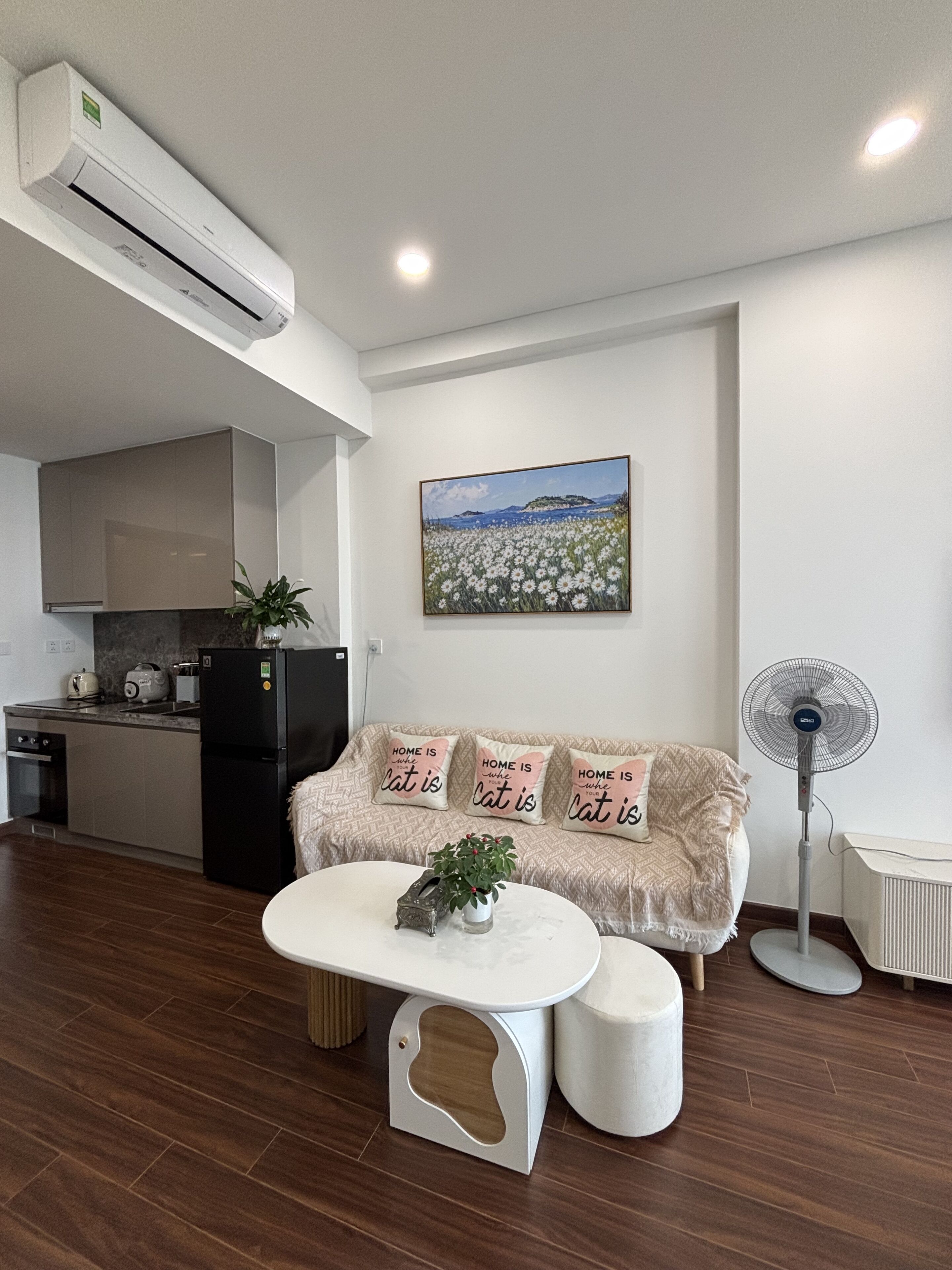 Een bureau, een laptopwerkplek, verduisterende gordijnen