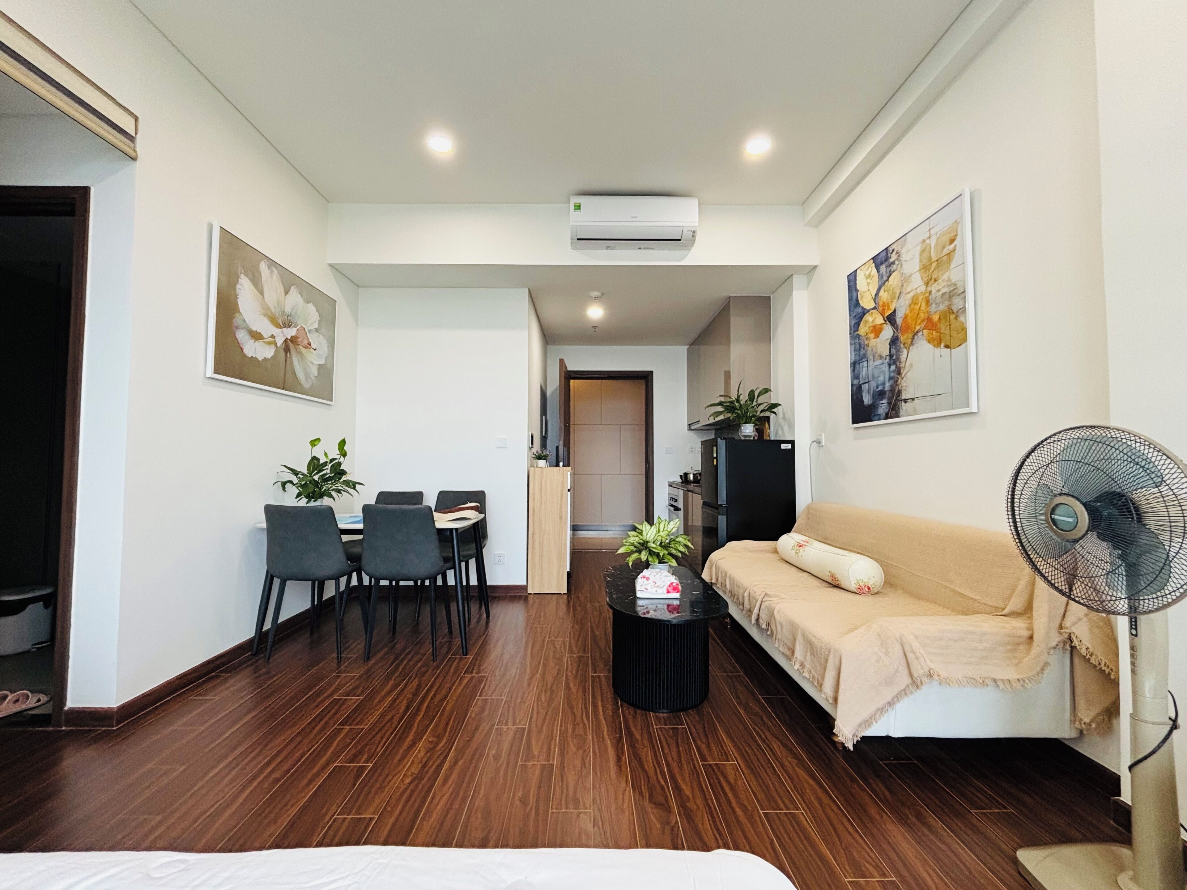 Bureau, espace de travail pour ordinateur portable, rideaux occultants