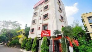 A multi-story hotel with a sign indicating it is an international hotel. - Hotel New Om Shanti International (Kolkata)