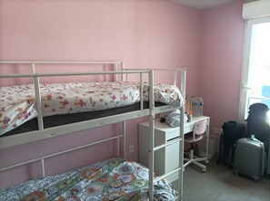 3 bedrooms, iron/ironing board, WiFi, bed sheets