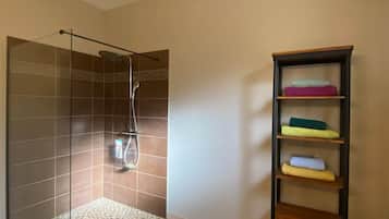 Dusche, Haartrockner, Handtücher, Seife