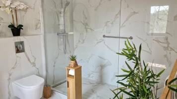 Martha (Thème Tropiques) | Bathroom | Shower, towels, soap, shampoo