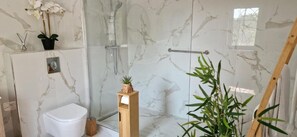 Chambre Double Deluxe, patio, vue jardin | Salle de bain | Douche, serviettes fournies, savon, shampoing