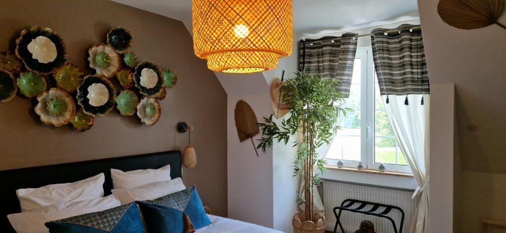 Laptop workspace, blackout curtains, soundproofing, free WiFi