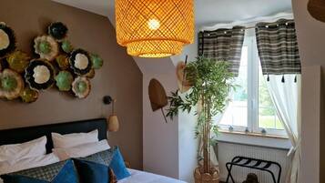 Laptop workspace, blackout curtains, soundproofing, free WiFi