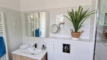 Shower, towels, soap, shampoo