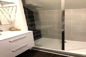 Dusche, Haartrockner, Handtücher