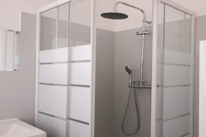 Douche, sèche-cheveux