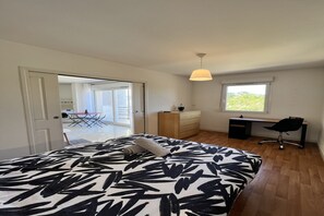 1 chambre, fer et planche à repasser, accès Internet