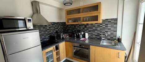 Refrigerador, microondas, horno y parrilla de estufa