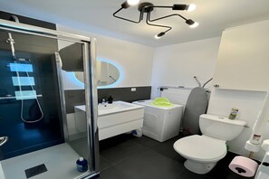 Douche, sèche-cheveux