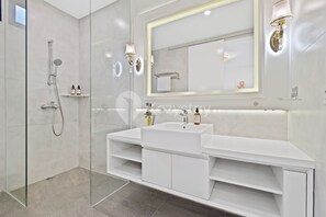 Villa, 4 Bedrooms, City View | Bathroom - Lumiere by Kozystay - Dago (Cimenyan)
