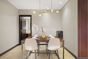 Appartement, 2 chambres, vue ville | Salle à manger