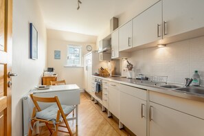 Kühlschrank, Mikrowelle, Ofen, Wasserkocher mit Kaffee-/Teezubehör