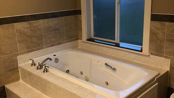 Dusche, Whirlpool, Haartrockner, Handtücher