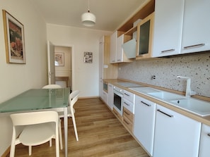 Fridge, oven, stovetop, cookware/dishes/utensils
