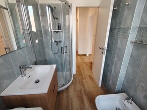 Dusche, Haartrockner, Bidet, Handtücher