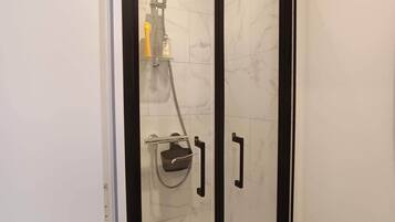 Douche, serviettes fournies, papier toilette