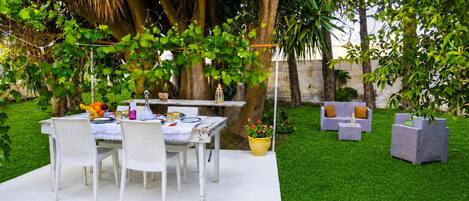 Family Villa, 3 Bedrooms, Fireplace (Dimora San Pancrazio - Villa with) | Outdoor dining