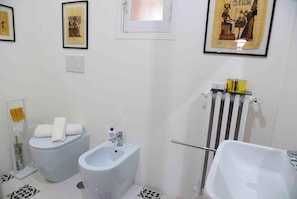 Family Villa, Multiple Bedrooms (Dimora San Pancrazio) | Bathroom | Shower, bidet, towels, soap - Dimora San Pancrazio (San Pancrazio Salentino)