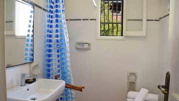 Familienvilla, Mehrere Schlafzimmer (Dimora San Pancrazio) | Badezimmer | Dusche, Bidet, Handtücher, Seife