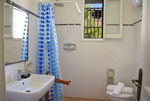 Family Villa, Multiple Bedrooms (Dimora San Pancrazio) | Bathroom | Shower, bidet, towels, soap - Dimora San Pancrazio (San Pancrazio Salentino)