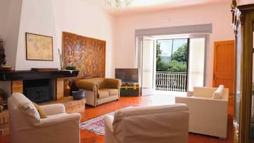 Villa familiare, camere multiple (Dimora San Pancrazio) | Area soggiorno | TV 21 pollici con canali via cavo, caminetto