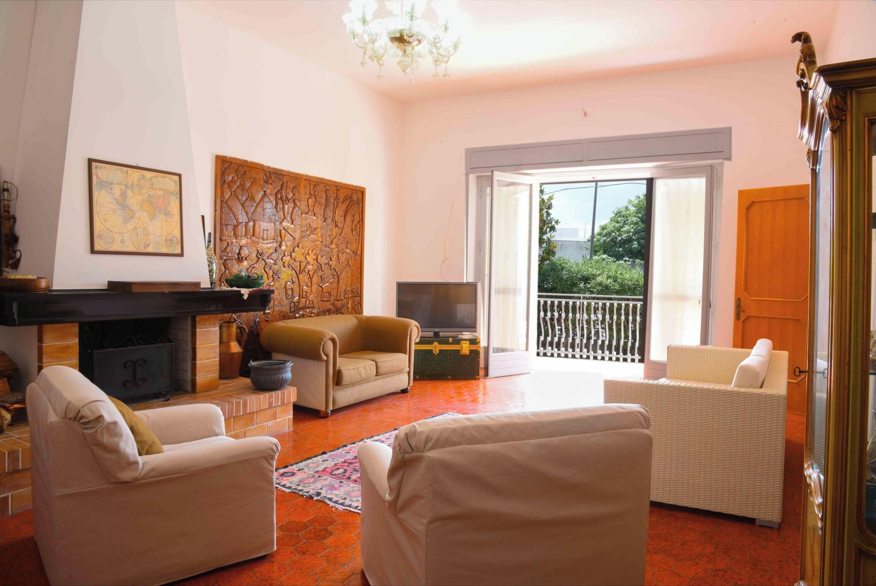 Televisión de 21 pulgadas con canales por cable y chimenea 