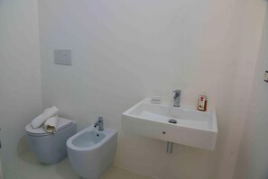 Family Villa, Multiple Bedrooms (Dimora San Pancrazio) | Bathroom | Shower, bidet, towels, soap - Dimora San Pancrazio (San Pancrazio Salentino)