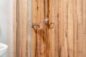 Douche, sèche-cheveux, serviettes fournies