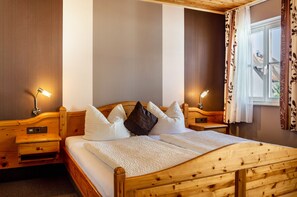 1 bedroom, WiFi, bed sheets - Room 'Lutz - Zimmer 1' with Shared Terrace, Shared Garden and Wi-Fi (Iphofen)