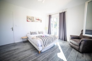 4 bedrooms, iron/ironing board, free WiFi, bed sheets
