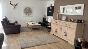 TV, fireplace - Villa Flavie Jardin Barcecue Electric Bollard (Lattes)