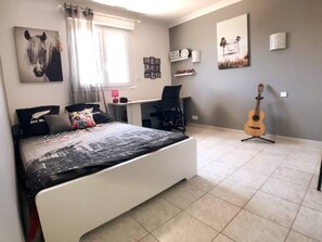 4 bedrooms, iron/ironing board, free WiFi, bed sheets