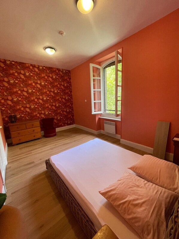 7 bedrooms, iron/ironing board, WiFi, bed sheets