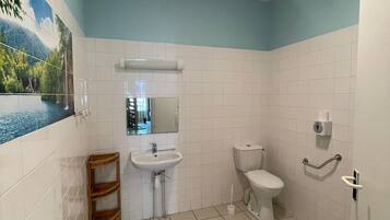 Suihku, hiustenkuivaaja, pyyhkeet, saippua