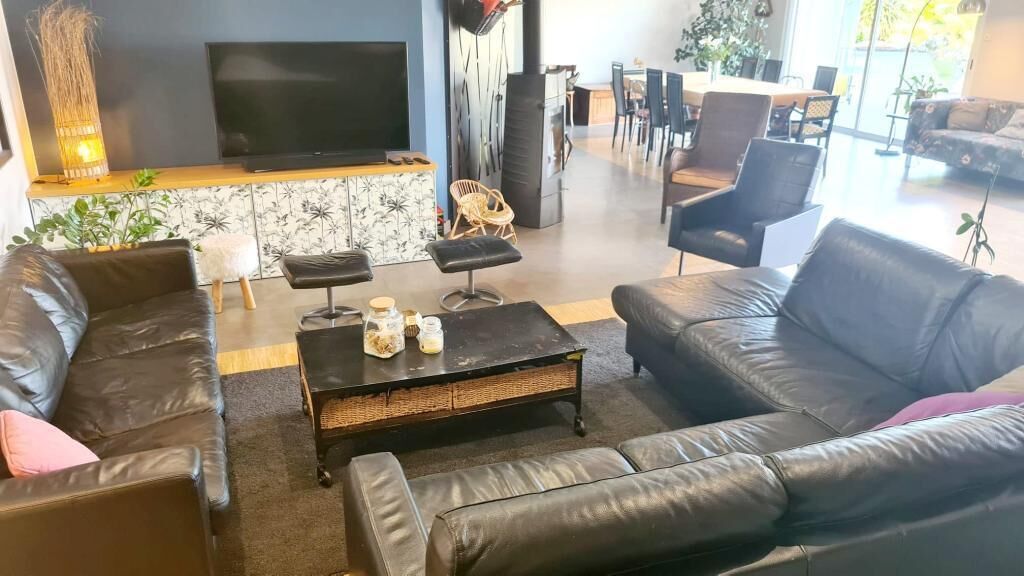 Smart-tv, boeken en een kantoor