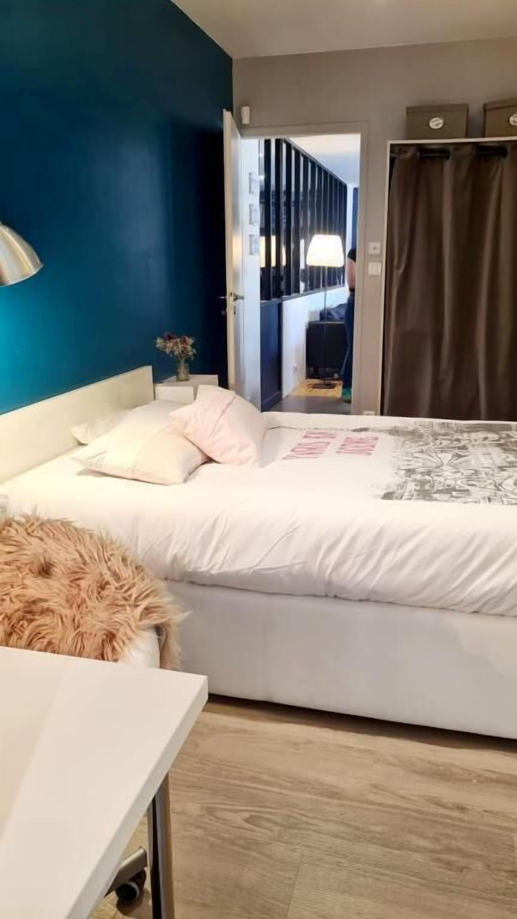 5 bedrooms, desk, free WiFi, bed sheets