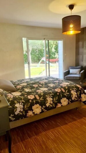 5 bedrooms, desk, free WiFi, bed sheets