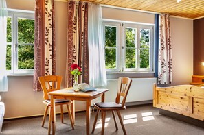 Dining - Room 'Lutz - Zimmer 2' with Shared Terrace, Shared Garden and Wi-Fi (Iphofen)