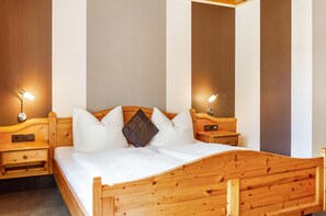 1 bedroom, WiFi, bed sheets - Room 'Lutz - Zimmer 2' with Shared Terrace, Shared Garden and Wi-Fi (Iphofen)