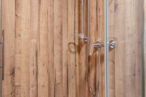 Shower, hair dryer, towels - Room 'Lutz - Zimmer 2' with Shared Terrace, Shared Garden and Wi-Fi (Iphofen)