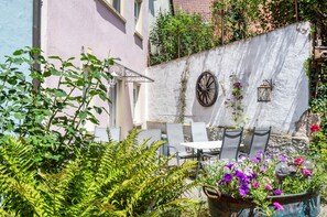 Outdoor dining - Room 'Lutz - Zimmer 2' with Shared Terrace, Shared Garden and Wi-Fi (Iphofen)