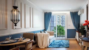 Apartamento Deluxe, balcón | Sábanas de algodón egipcio, ropa de cama de alta calidad, escritorio