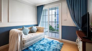 Apartamento Deluxe, balcón | Zona de estar | Una Smart TV, Netflix, servicios de streaming