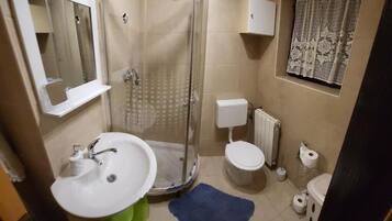 Douche, serviettes fournies, papier toilette